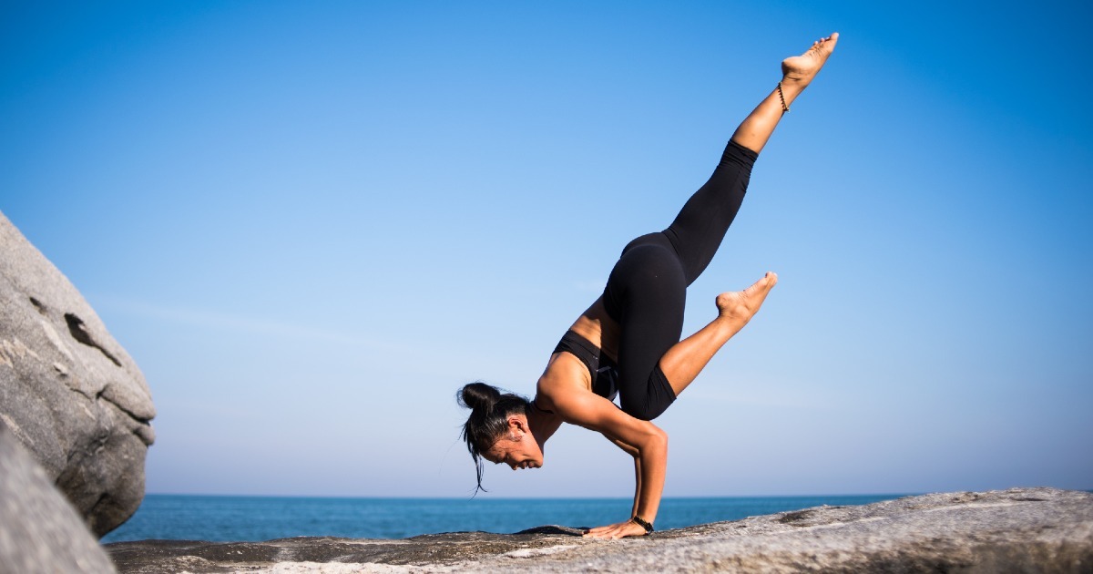 Una mujer practica una postura de yoga